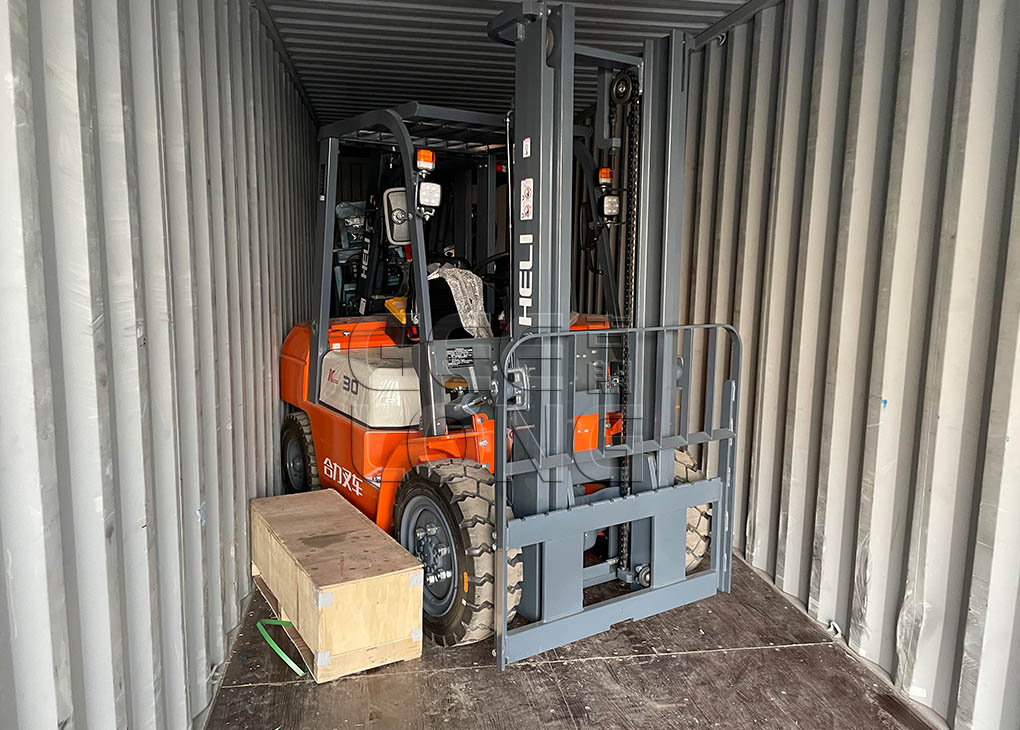 China GEELONG mengekspor mesin pengupas veneer tugas berat 5 kaki dan forklift merek 3T HELI ke Indonesia